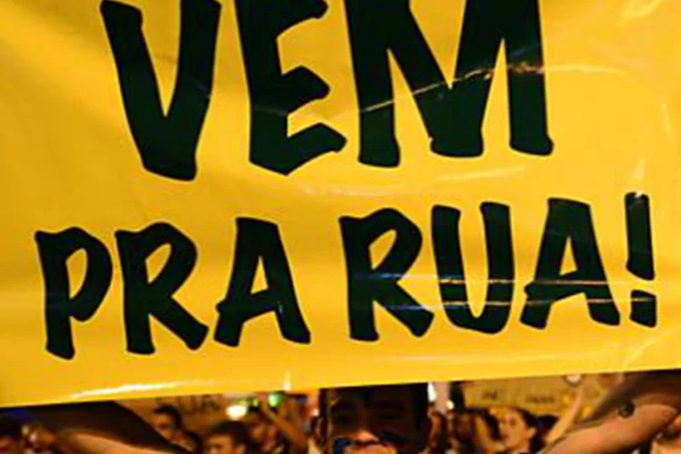 Protestos no Brasil: "nossa lista aponta os destaques do time editorial do Yahoo Brasil, com os melhores e piores momentos entre as principais notícias de 2013", diz site