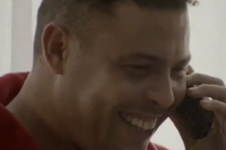 Ronaldo passa trote em campanha da Claro: campanha, criada pela F/Nazca Saatchi & Saatchi, exibe o Fenômeno enganando Neymar em uma ligação, algo que foi considerado “deseducativo” (Reprodução)