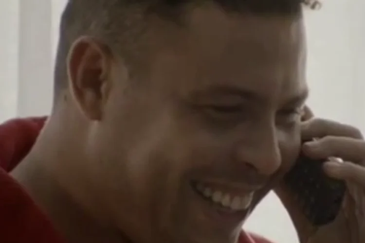 Ronaldo passa trote em campanha da Claro: campanha, criada pela F/Nazca Saatchi & Saatchi, exibe o Fenômeno enganando Neymar em uma ligação, algo que foi considerado “deseducativo” (Reprodução)