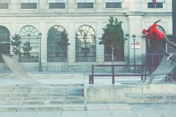 Rampas de skate invisíveis: ação espalhou uma série de rampas camufladas pelas ruas, para que os skatistas desfrutassem de espaços públicos onde eles geralmente são expulsos (Divulgação/Nomad Skateboards)