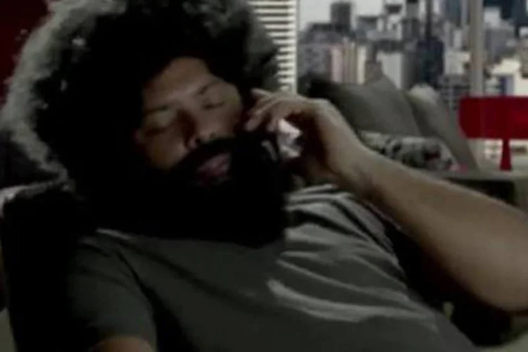 Ronaldo em comercial da Claro: no anúncio, ele fica tanto tempo falando ao telefone que acaba barbudo e cabeludo (Reprodução)