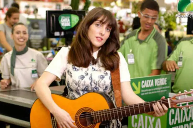 Atriz Clarice Falcão em um comercial do Pão de Açúcar criado pela PA Publicidade: humor para falar de sustentabilidade (Reprodução)