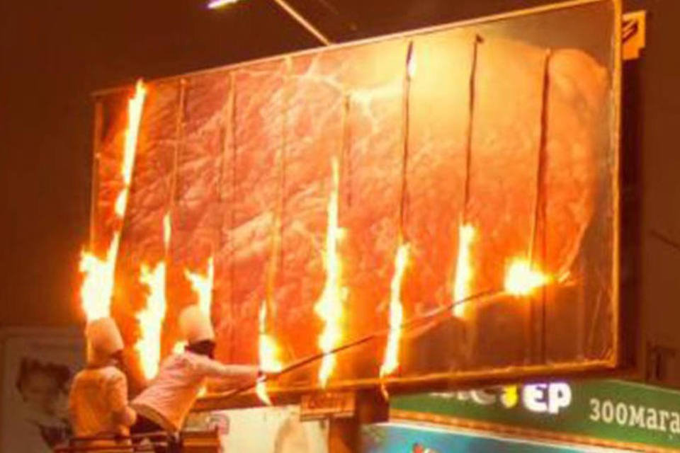 Agência "grelha" bife em outdoor para divulgar restaurante