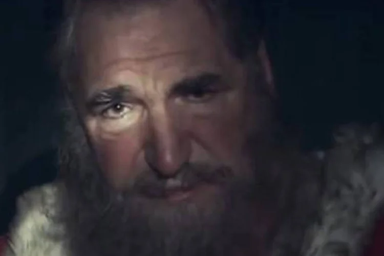 Campanha do Greenpeace: reportagem da CNN compara o vídeo com algo feito pela Al Qaeda, só que no lugar dos reféns, aparece o Papai Noel (.)