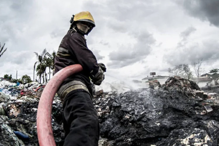 Bombeiros ainda combatem fogo quase dois dias após o início do incendio em um galpão de reciclagem em Navegantes, SC (Marcelo Camargo/ABr)