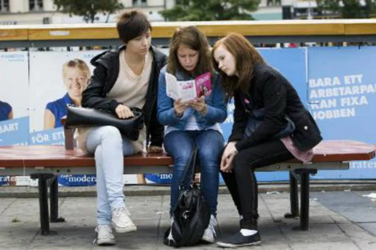 
	Adolescentes l&ecirc;em prospecto de campanha feminista em Estocolmo, Su&eacute;cia
 (Jonathan Nackstrand)