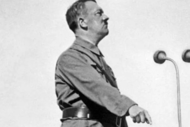 Adolf Hitler durante discurso: jornalista garante em seu livro que Hitler não viveu enclausurado (France Presse Voir/AFP)