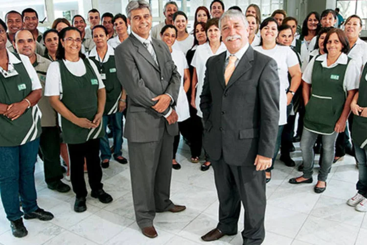 Adonai Arruda (à frente) e Sidcley da Veiga, da Higi Serv, com parte da equipe: a empresa precisa repor 200 funcionários por mês (Marcelo almeida)