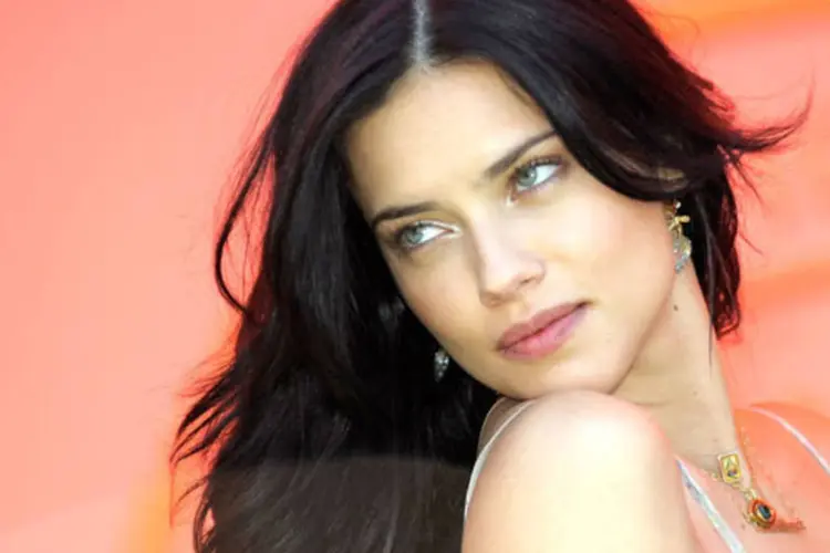 
	Top brasileira Adriana Lima: &quot;angel&quot; da grife de lingeries Victoria&#39;s Secret &eacute; uma das celebridades mais perigosas da internet, segundo a McAfee
 (Charley Gallay/ Getty Images)