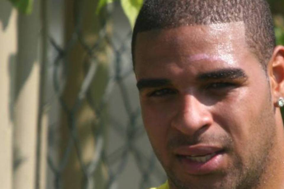 Adriano estuda pagar gastos médicos de jovem baleada