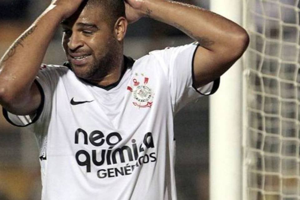 Corinthians rescinde contrato com Adriano