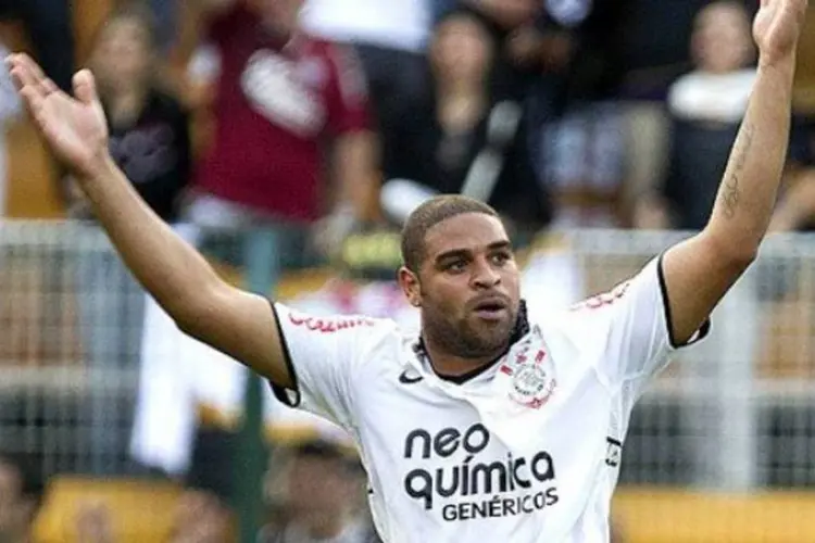 Atacante Adriano, campeão brasileiro pelo Corinthians, já foi envolvido em outros casos controversos (Divulgação)