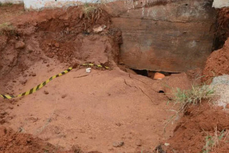 
	Distrito Federal: a regi&atilde;o permanece sem &aacute;gua desde a &uacute;ltima quarta-feira (5), em raz&atilde;o do rompimento de uma adutora na Estrada Parque Taguatinga-Guar&aacute;&nbsp;
 (Agência Brasil)
