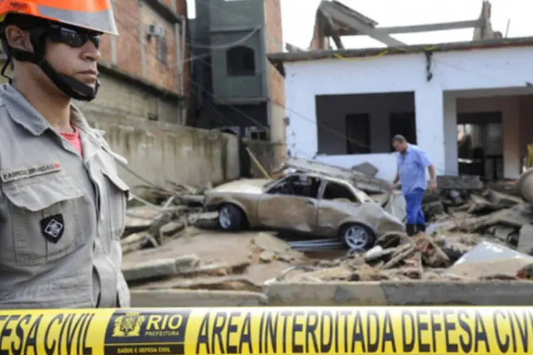 Adutora de grande porte de água se rompeu na estrada do Mendanha, em Campo Grande, na zona oeste do Rio de Janeiro: cerca de 70 pessoas foram desabrigadas pelo jato de água que inundou ruas de Campo Grande. (Tânia Rêgo/ABr)