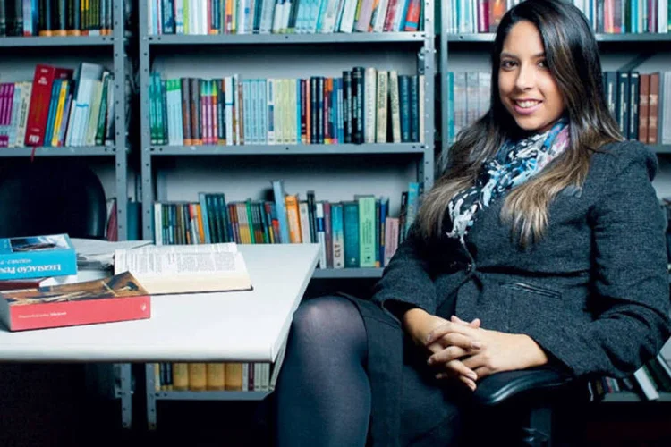 Jessica Maria Benedetti na biblioteca da Defensoria, em São Paulo: carreira com propósito (Camila Fontana / VOCÊ S/A)