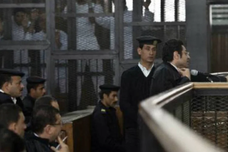 Advogado egípcio conversa com o juiz durante julgamento de jornalistas da Al Jazeera: esta é a quinta audiência no processo (Khaled Desouki/AFP)