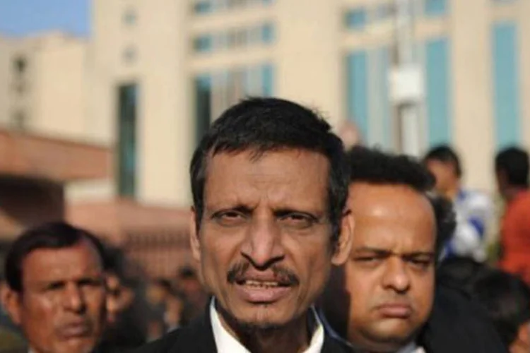 
	O advogado M. L. Sharma fala com a imprensa: seus clientes t&ecirc;m a inten&ccedil;&atilde;o de se declarar inocentes das acusa&ccedil;&otilde;es de sequestro, estupro e assassinato da estudante indiana
 (Sajjad Hussain/AFP)