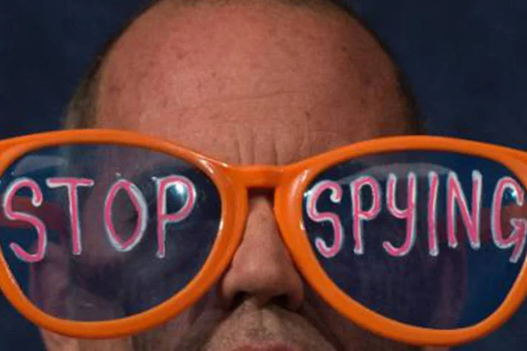 Manifestante participa de protesto da organização Code Pink contra a espionagem americana, em Washington, em 29 de outubro de 2013 (Jim Watson/AFP)