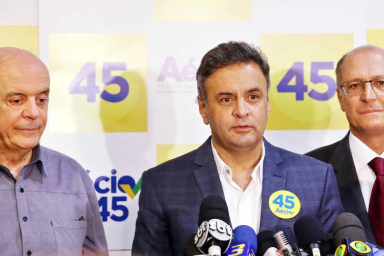 
	A&eacute;cio Neves com Jos&eacute; Serra e Geraldo Alckmin, durante uma entrevista em S&atilde;o Paulo
 (Marcos Fernandes/Coligação Muda Brasil)