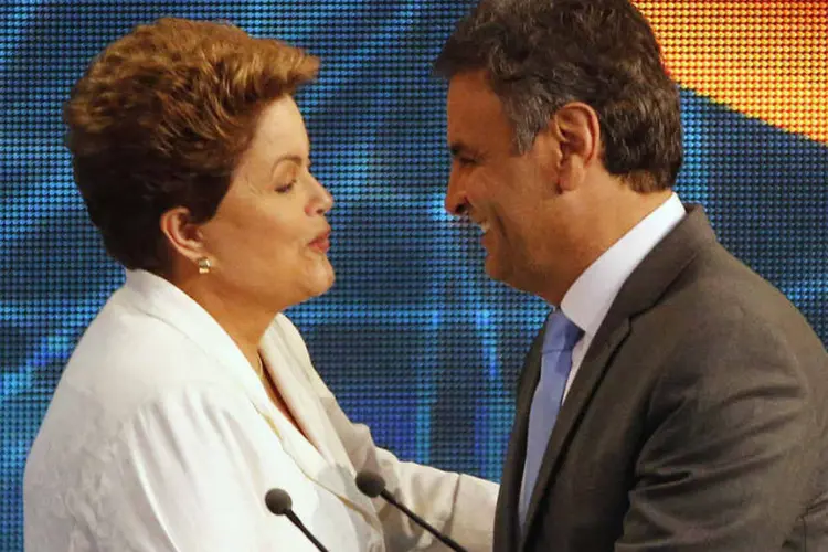 
	A&eacute;cio Neves cumprimenta a presidente Dilma antes de debate organizado pela Band, em S&atilde;o Paulo
 (Paulo Whitaker/Reuters)