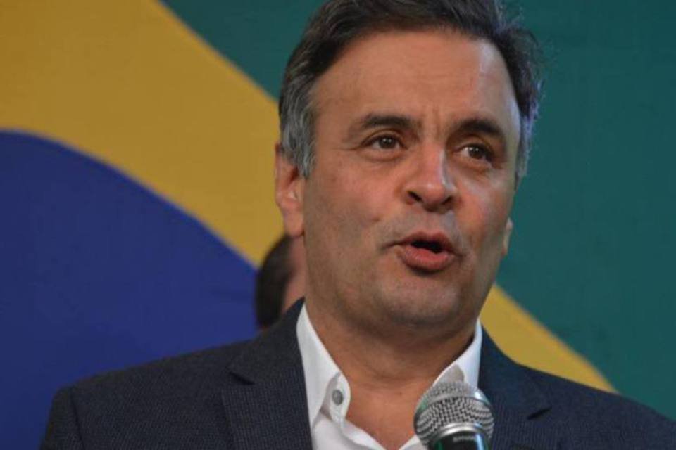 Governo perdeu controle de escândalo da Petrobras, diz Aécio