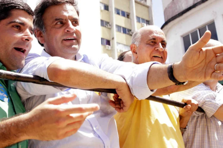 
	A&eacute;cio Neves durante caminhada pelas ruas de Itabuna, na Bahia
 (Igo Estrela/Coligação Muda Brasil)