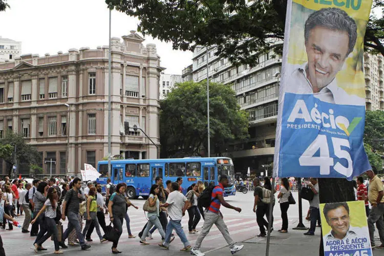 Material de campanha de Aécio Neves (PSDB) em uma praça no centro de Belo Horizonte (Washington Alves/Reuters)