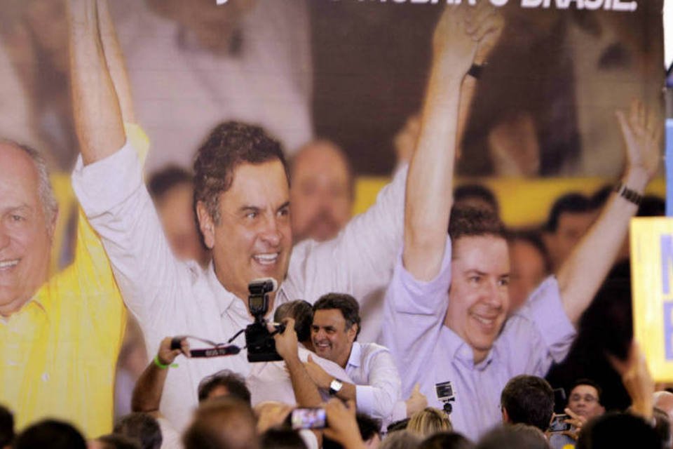 Aécio busca ligar Marina ao PT e ao mensalão