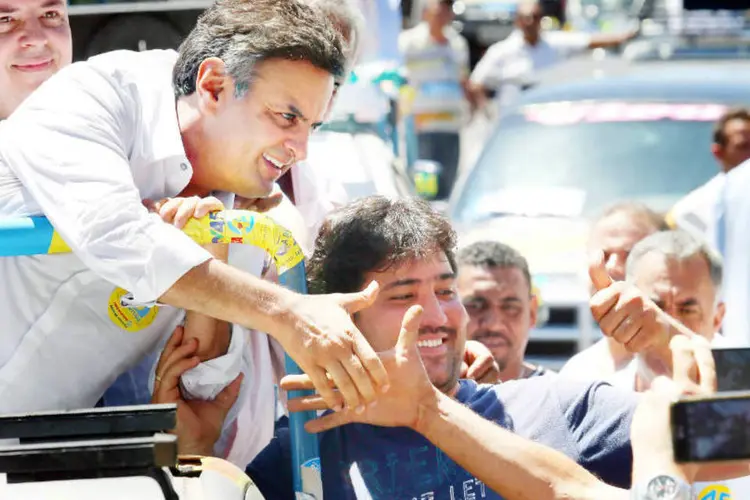 Aécio Neves: ele desceu do carro de som e cumprimentou as pessoas e os lojistas (Marcos Fernandes/Coligação Muda Brasil)