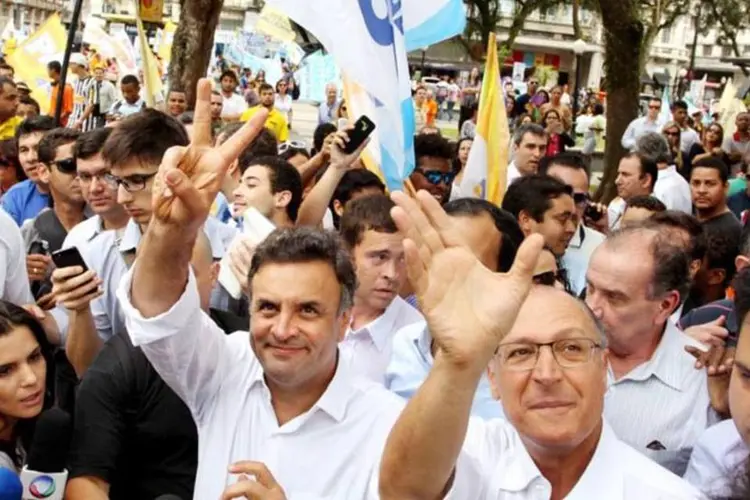 
	A&eacute;cio Neves faz caminhada ao lado de Geraldo Alckmin: principal partido de oposi&ccedil;&atilde;o chega fragilizado em momento cr&iacute;tico para o governo.
 (Orlando Brito/Coligação Muda Brasil/Divulgação)