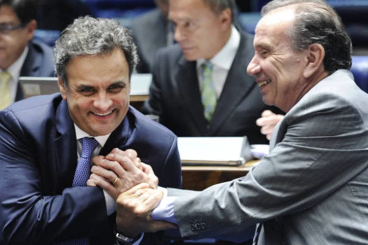 Senador Aécio Neves (PSDB-MG) cumprimenta o senador Aloysio Nunes Ferreira (PSDB-SP), no Senado (Pedro França/Agência Senado)