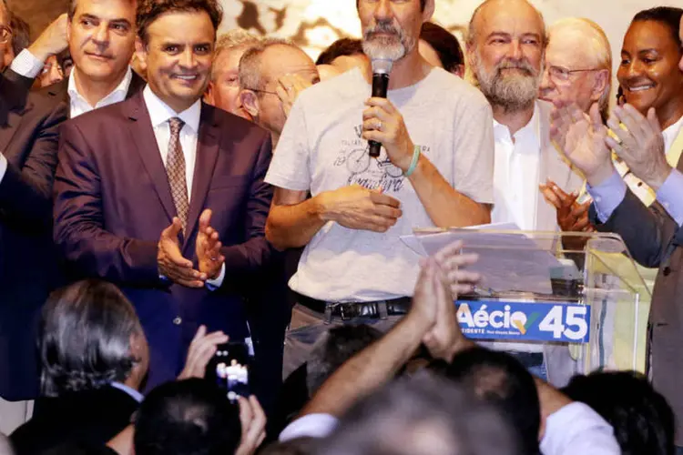 
	A&eacute;cio Neves e Eduardo Jorge ap&oacute;s o ex-candidato declarar apoio ao tucano
 (Divulgação/ Igo Estrela/Coligação Muda Brasil)