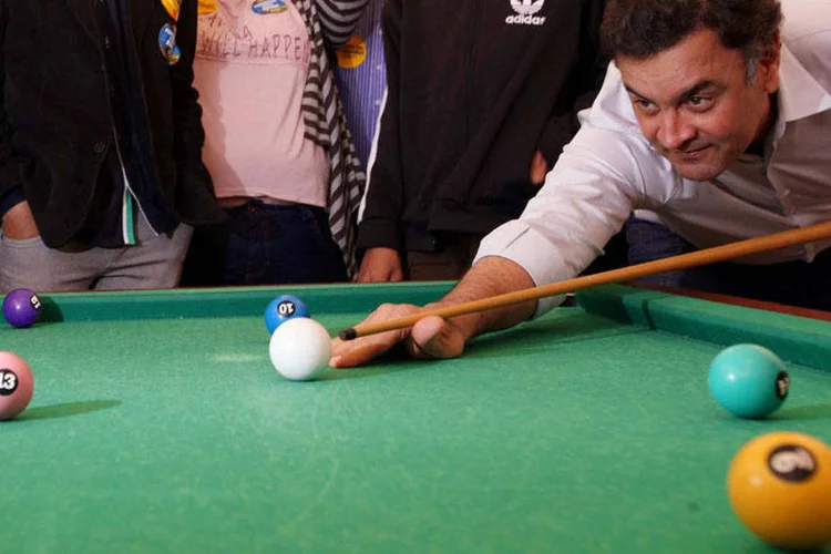 Aécio Neves (PSDB) joga uma partida de sinuca após caminhada em Botucatu, no interior de São Paulo (Marcos Fernandes/Coligação Muda Brasil/Divulgação via Fotos Públicas)