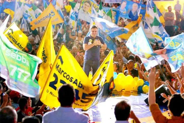 Candidato do PSDB à Presidência, Aécio Neves, durante um ato político em Goiânia (GO) (Orlando Brito/Coligação Muda Brasil/Divulgação)