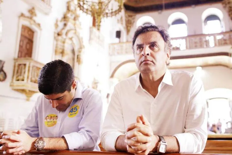 
	A&eacute;cio Neves e ACM Neto rezam em uma Igreja de Salvador, n Bahia
 (Igo Estrela/Coligação Muda Brasil/Divulgação)