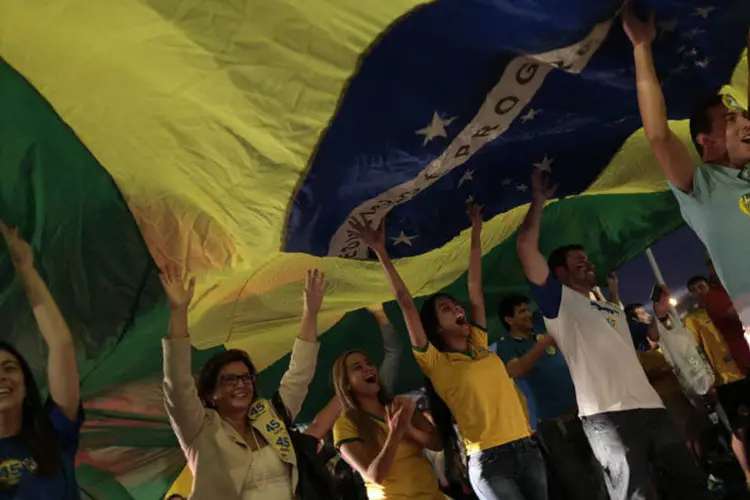 
	Apoiadores de A&eacute;cio Neves (PSDB) durante uma manifesta&ccedil;&atilde;o no Largo da Batata, em S&atilde;o Paulo
 (Ueslei Marcelino/Reuters)