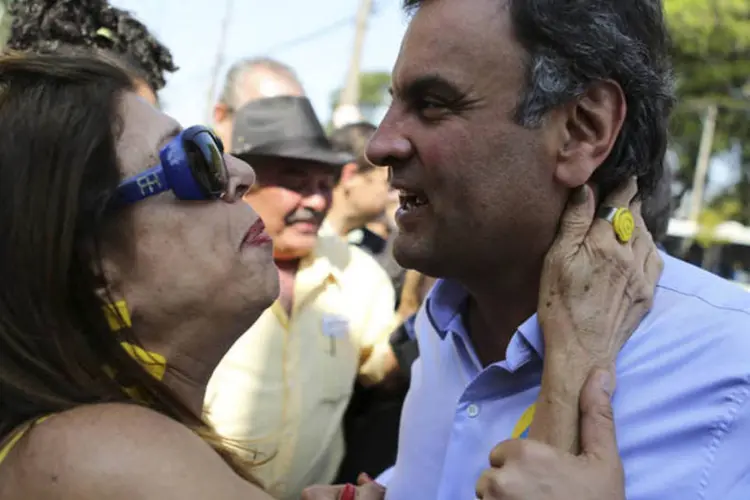 
	Candidato do PSDB &agrave; Presid&ecirc;ncia, A&eacute;cio Neves, cumprimenta uma apoiadora durante um ato em S&atilde;o Paulo
 (Nacho Doce/Reuters)