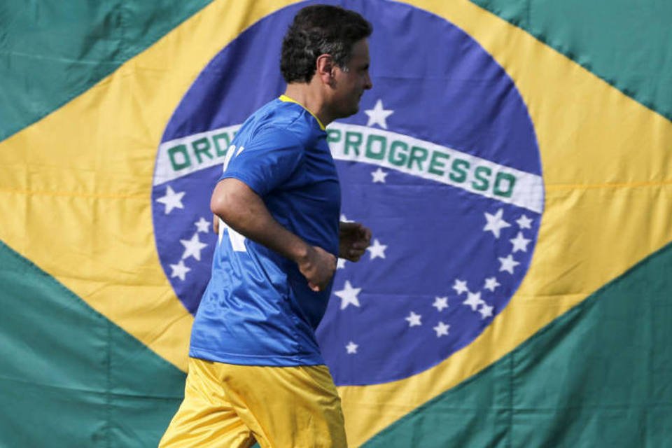 Aécio diz que brasileiros não querem segundo time