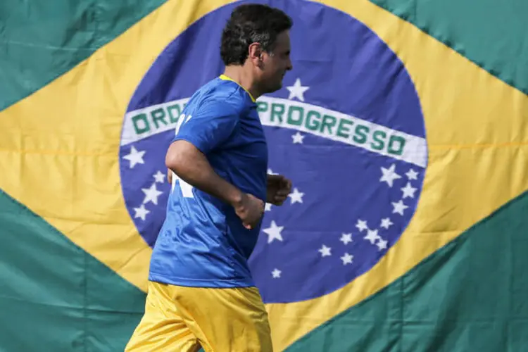 Candidato do PSDB à Presidência, Aécio Neves, durante uma partida de futebol no Rio de Janeiro (Sergio Moraes/Reuters/Reuters)