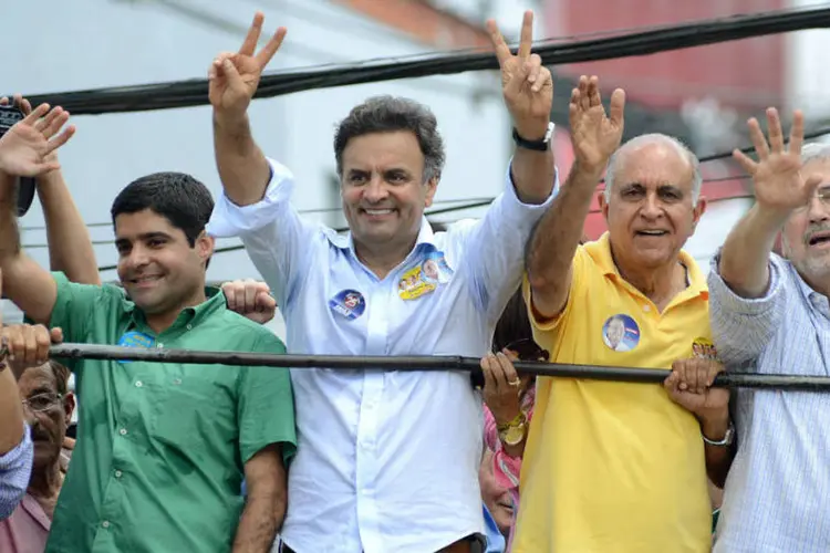 
	Paulo Souto e o candidato &agrave; predid&ecirc;ncia pelo PSDB A&eacute;cio Neves na Bahia
 (Valter Pontes/Coperphoto)