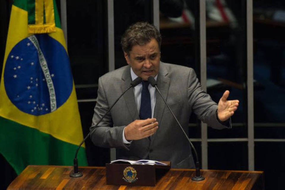 Aécio cobra posicionamento de Dilma sobre prisão de Delcídio