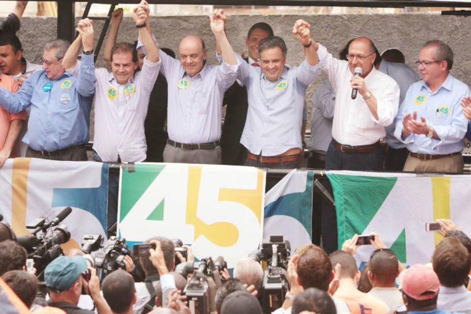 Aécio reúne aliados em Brasília para demonstrar força