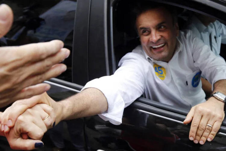 Candidato do PSDB à Presidência, Aécio Neves, cumprimenta eleitores em Santos (Paulo Whitaker/Reuters)