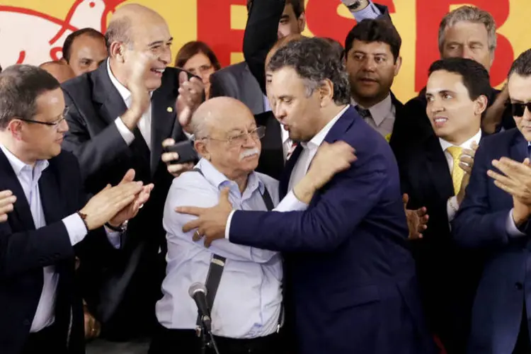 
	A&eacute;cio Neves e Roberto Amaral, presidente do PSB, se cumprimentam ap&oacute;s anunciarem apoio para o segundo turno
 (Divulgação/ Igo Estrela/Coligação Muda Brasil)