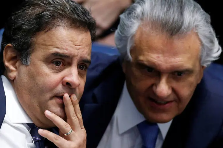 Senador Aécio Neves (PSDB) e Ronaldo Caiado (DEM) no primeiro dia de julgamento do impeachment - 25/08/2016 (Reuters)