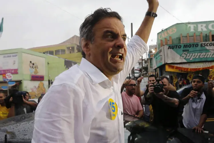
	A&eacute;cio Neves faz campanha em S&atilde;o Paulo: candidato acusa os Correios de n&atilde;o entregar correspond&ecirc;ncias do PSDB
 (Paulo Whitaker/Reuters)