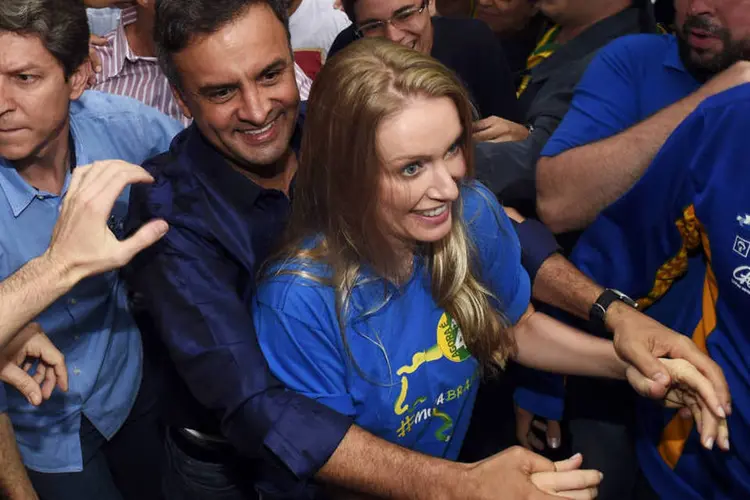 
	Candidato do PSDB &agrave; Presid&ecirc;ncia, A&eacute;cio Neves, e sua mulher, Let&iacute;cia Weber, ap&oacute;s votar em Belo Horizonte
 (Pedro Vilela/Reuters)