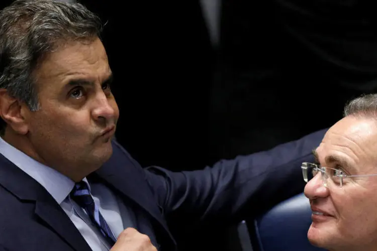 
	A&eacute;cio Neves e Renan Calheiros: senador &eacute; um dos parlamentares que deve questionar Dilma nesta segunda-feira
 (Ueslei Marcelino / Reuters)
