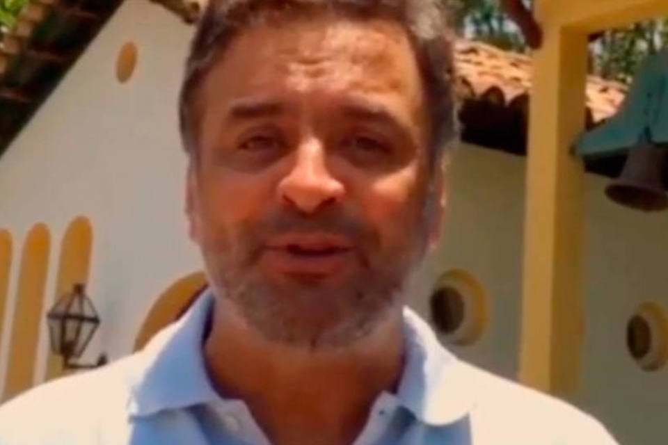 Aécio convoca pessoas para ato, mas não sabe se participará