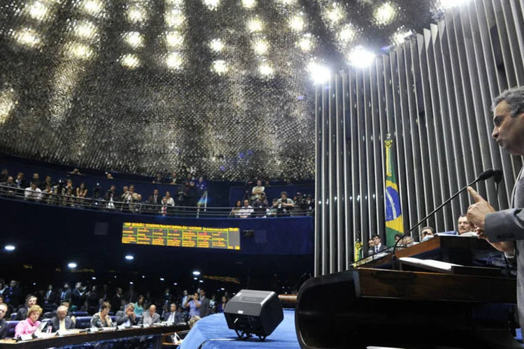 
	Senador A&eacute;cio Neves (PSDB-MG). O pacote tucano ter&aacute; cinco eixos: fim da reelei&ccedil;&atilde;o e mandato de cinco anos; voto distrital misto; cl&aacute;usula de barreira; financiamento misto de campanha; e fim das coliga&ccedil;&otilde;es proporcionais
 (Geraldo Magela/Agência Senado)
